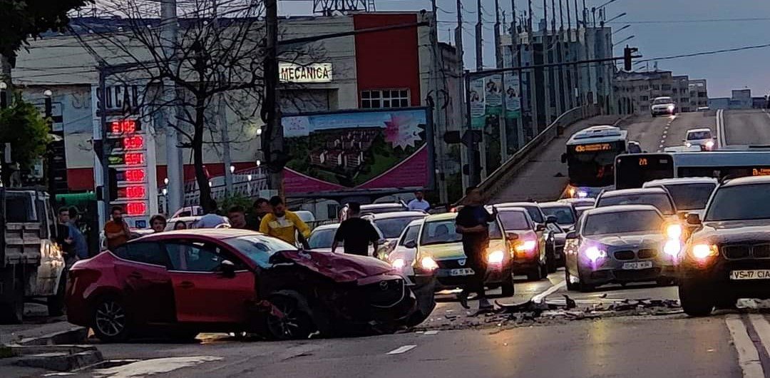  Un autoturism Mazda a izbit în plin un BMW staţionat la semafor in zona Bucium