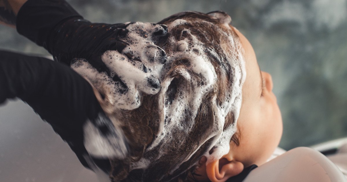  Fetele spălate pe cap cu insecticid vor fi date în plasament