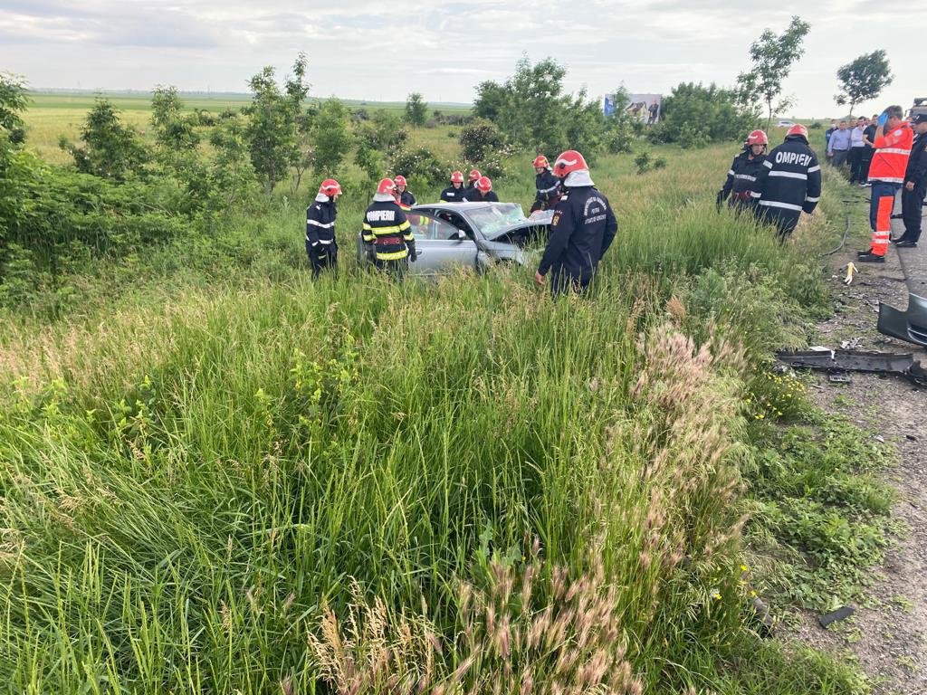  Grav accident cu o mașină înmatriculată în Iași. Mama șoferului a murit