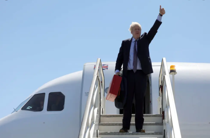  Boris Johnson, criticat pentru că a mers la summitul G7 cu avionul şi nu cu trenul