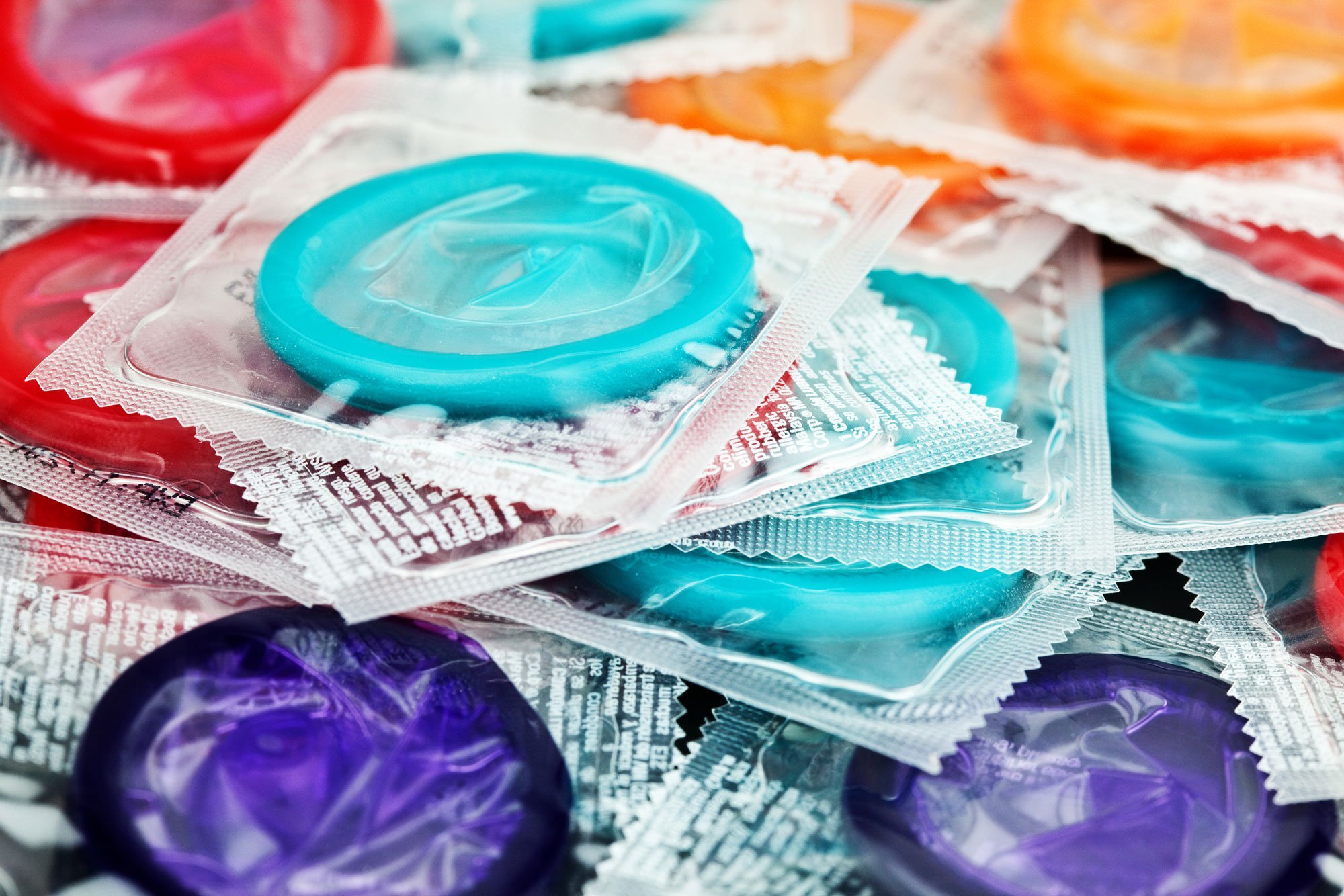  Zeci de mii de prezervative contrafăcute, cu bacterii, aduse din China în România