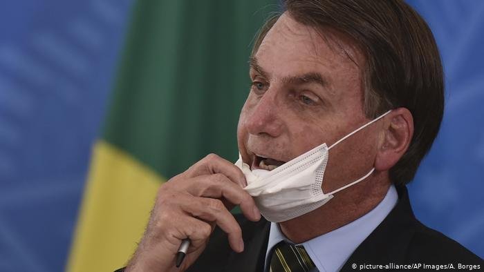  Brazilia: Preşedintele Bolsonaro, condamnat la plata unei amenzi de 108 dolari pentru nepurtarea măştii