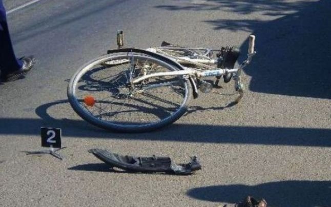  Un biciclist accidentat de un taxi aşteaptă de 5 ani despăgubiri