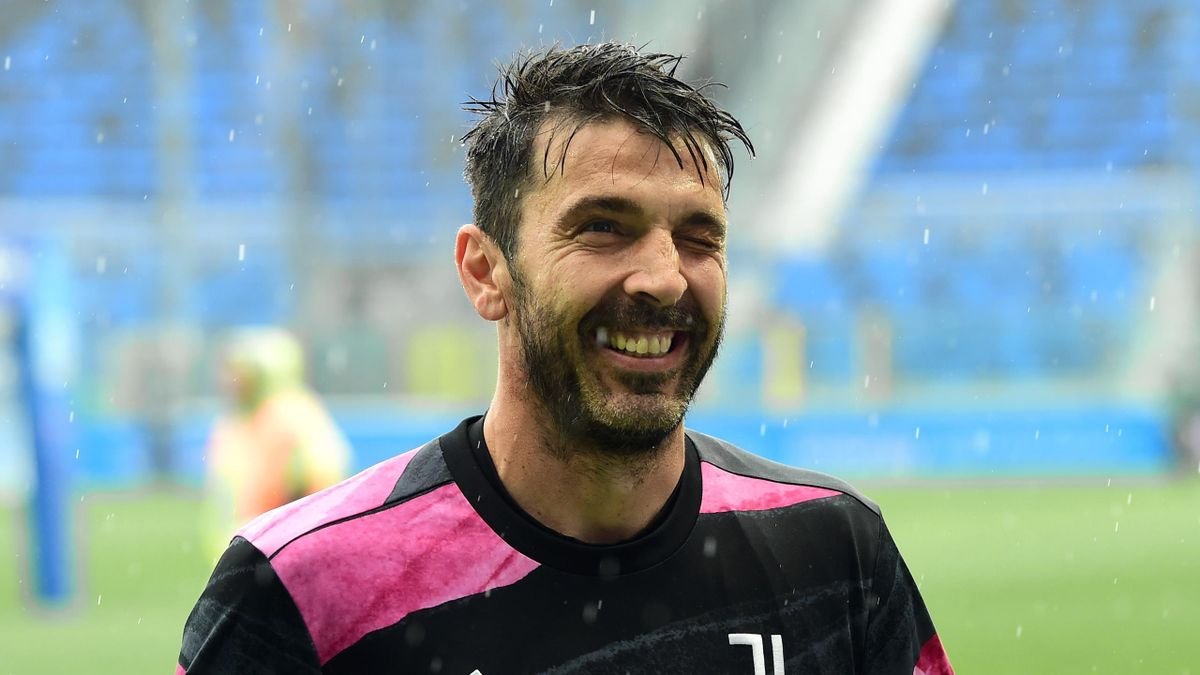 Portarul Gianluigi Buffon, în vârstă de 43 de ani, a decis să-şi continue cariera la Parma