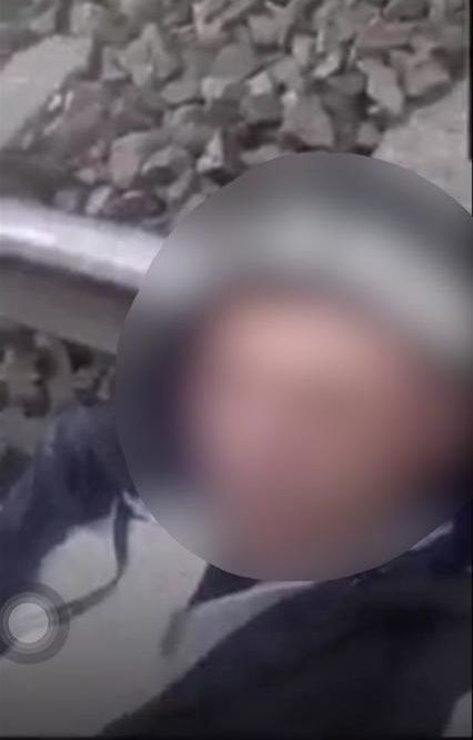  Moarte anunţată pe Facebook. Un tânăr s-a pus în calea trenului Dorohoi-Iași