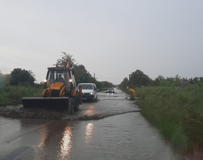  VIDEO: O porțiune dintr-un drum național și trei curți inundate în județul Iași