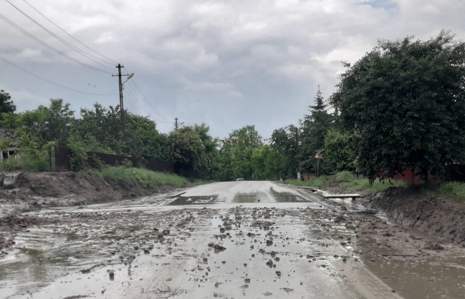  VIDEO-FOTO: Drumul Iași-Botoșani acoperit de ape în zona localităţii Tabăra