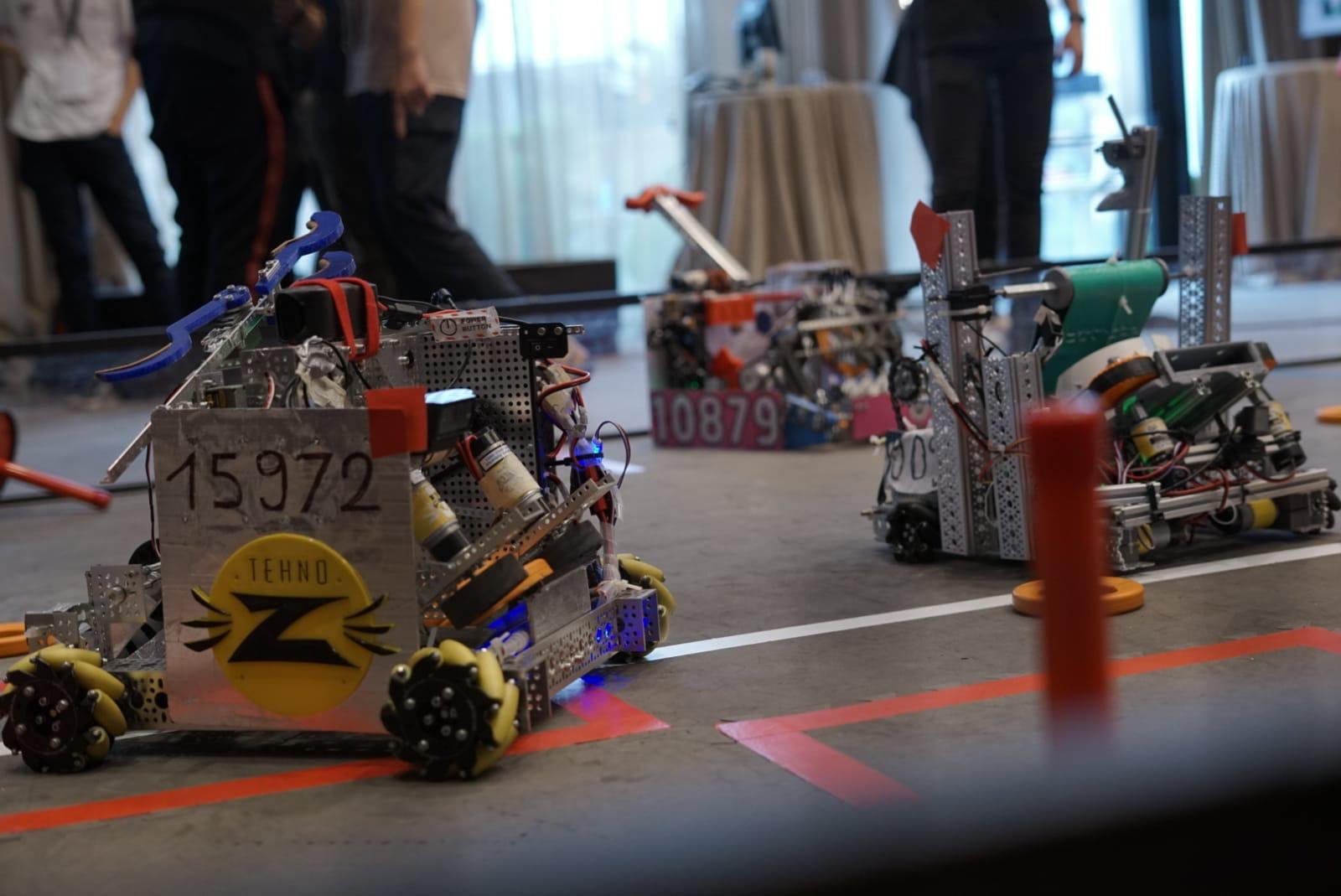  VIDEO Cel mai tânăr milionar din Silicon Valley, la „Campionatul roboţilor” de la Iaşi