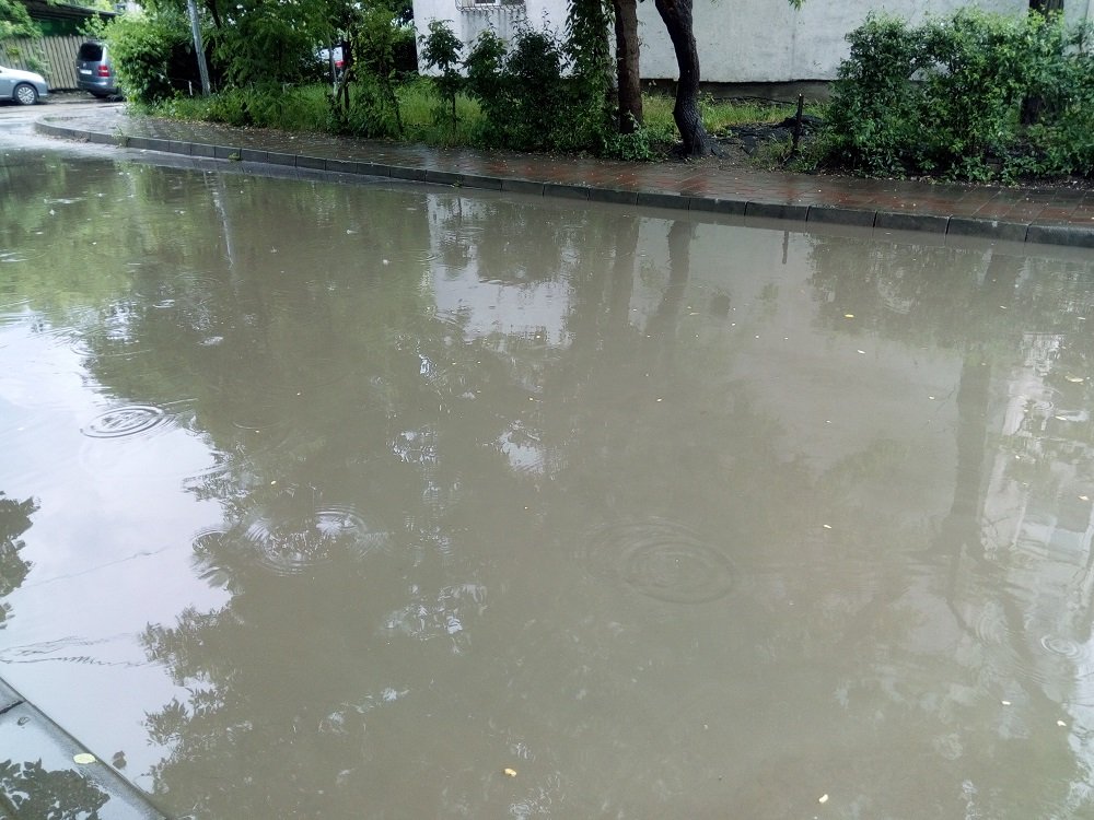  FOTO: După orice ploaie, pietonii nu mai pot trece de pe un trotuar pe altul la Iași