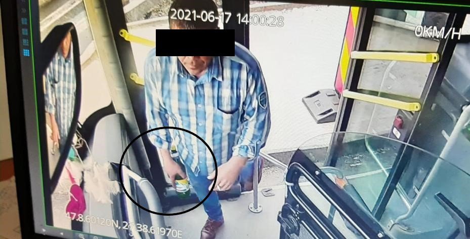  FOTO – Şoferul de autobuz care a izbit fata de 15 ani pe trecerea de pietoni, surprins cu o bere în mână