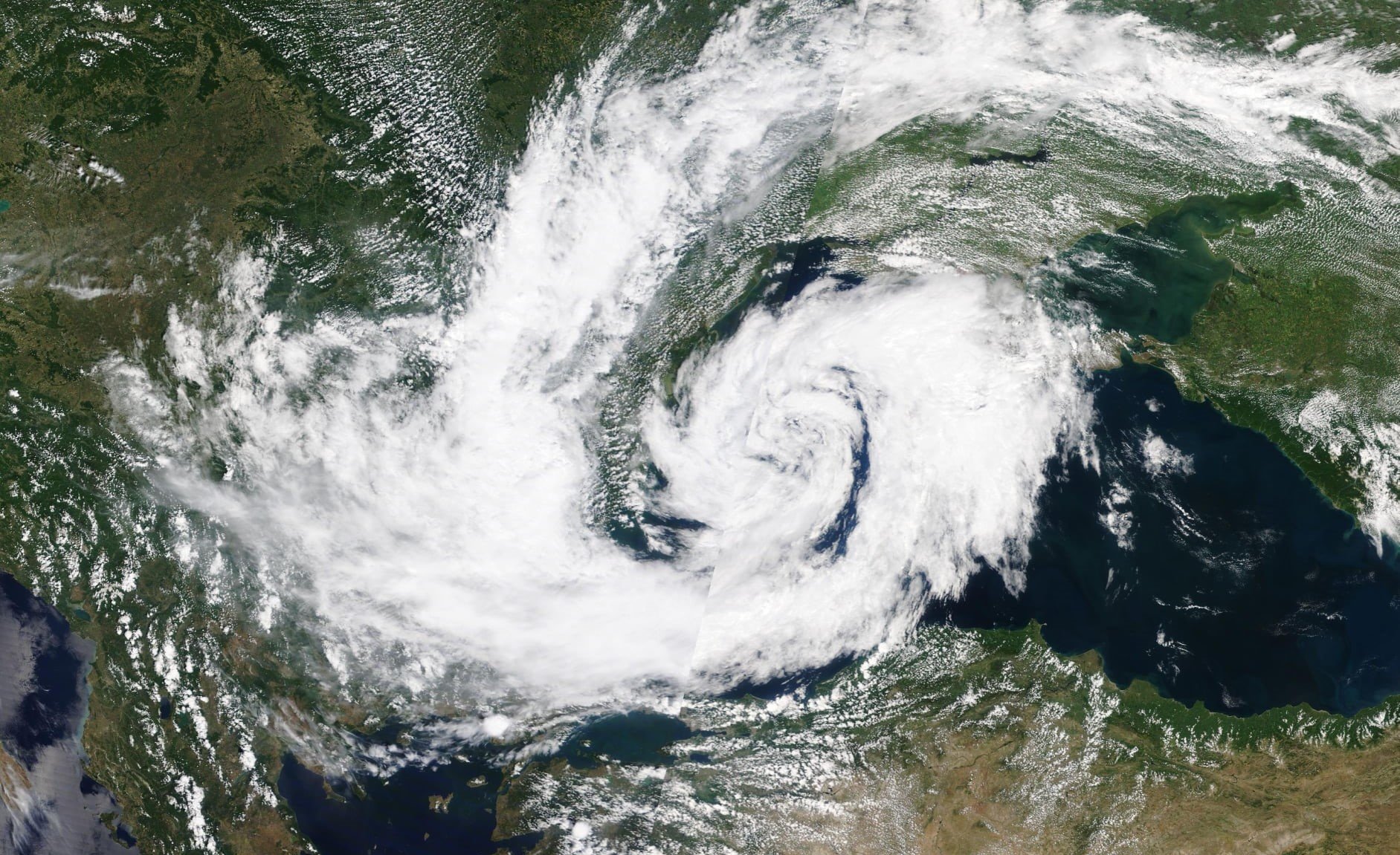  Iată ciclonul care se formează deasupra Mării Negre. Imagine din satelit