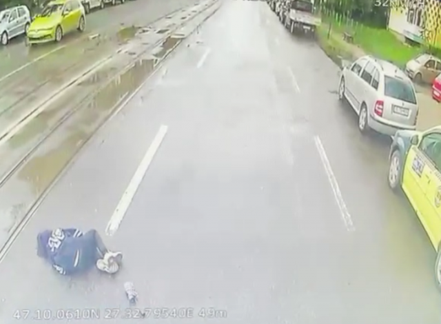  VIDEO: Fata de 15 ani lovită de autobuz pe trecerea de pietoni e în stare gravă