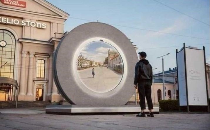  FOTO Portal SF în Vilnius: Oamenii interacționează între ei în timp real deși sunt la 600 km depărtare