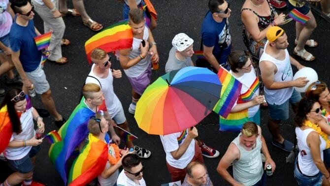  O camionetă a intrat în oameni la o paradă gay în Statele Unite