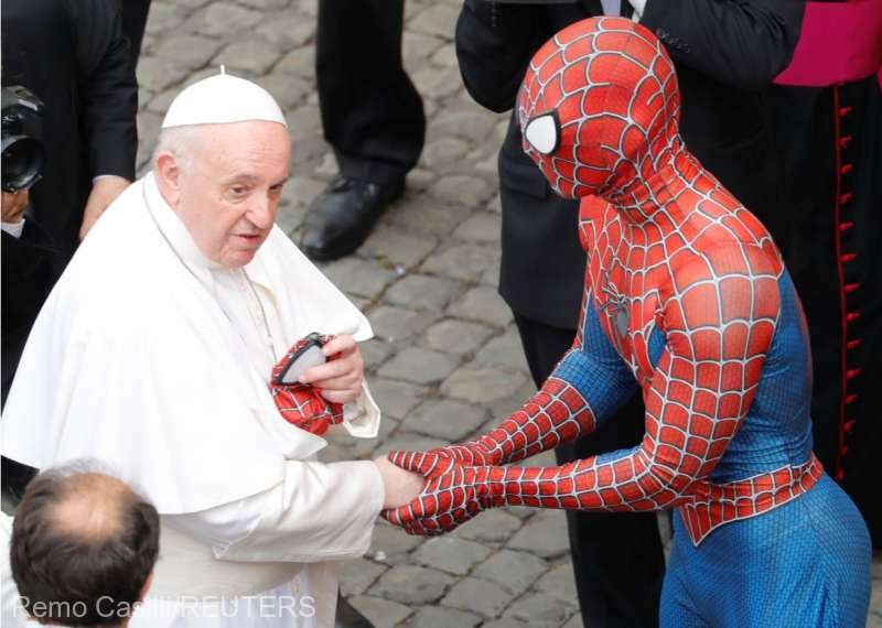  Spider-Man, prezent la audienţa de miercuri a Papei Francisc. I-a oferit un cadou