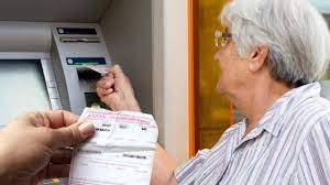  Pensionarii care primesc pensia pe card vor afla de pe mail când li se virează banii