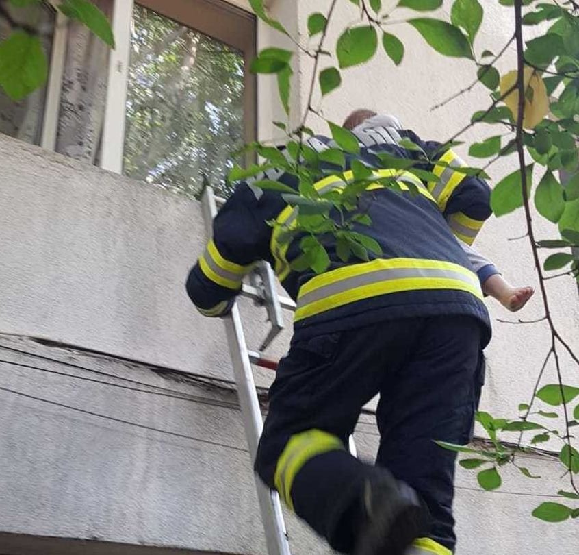  Copil de doi ani din Focşani, salvat de pompieri de pe pervazul unei ferestre de la etajul întâi
