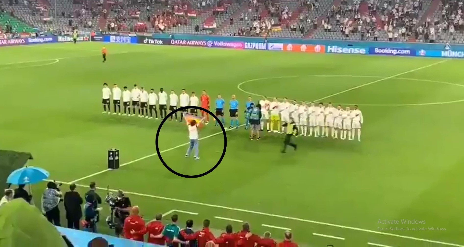  Un tânăr cu un drapel în culorile LGBT a intrat pe teren înainte de meciul Germania – Ungaria
