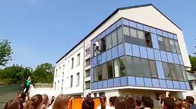  VIDEO Un primar s-a aruncat de la etajul II al instituției. De ce a făcut acest gest