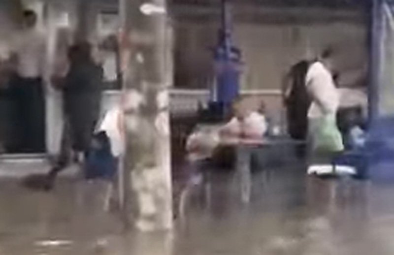  VIDEO Bețivii Galațiului, cu sticla în față și picioarele în apă pe terase. Deloc impresionați de inundații
