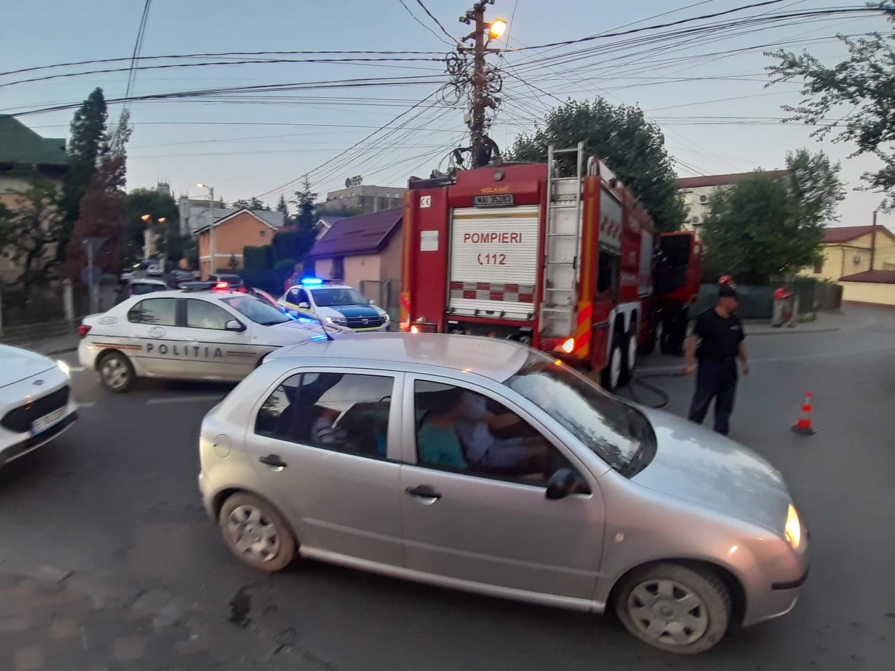  VIDEO-FOTO: O şoferiţă a intrat cu maşina într-o ţeavă de gaz de pe Sfântul Andrei