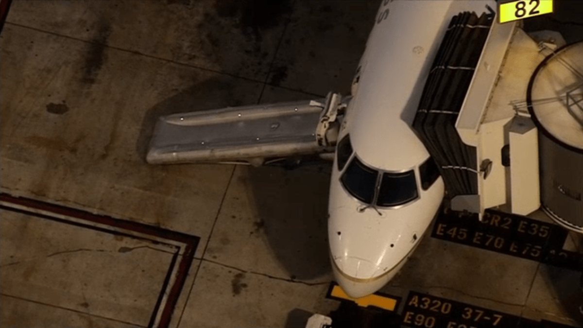  VIDEO Un pasager a sărit dintr-un avion care se pregătea de decolare