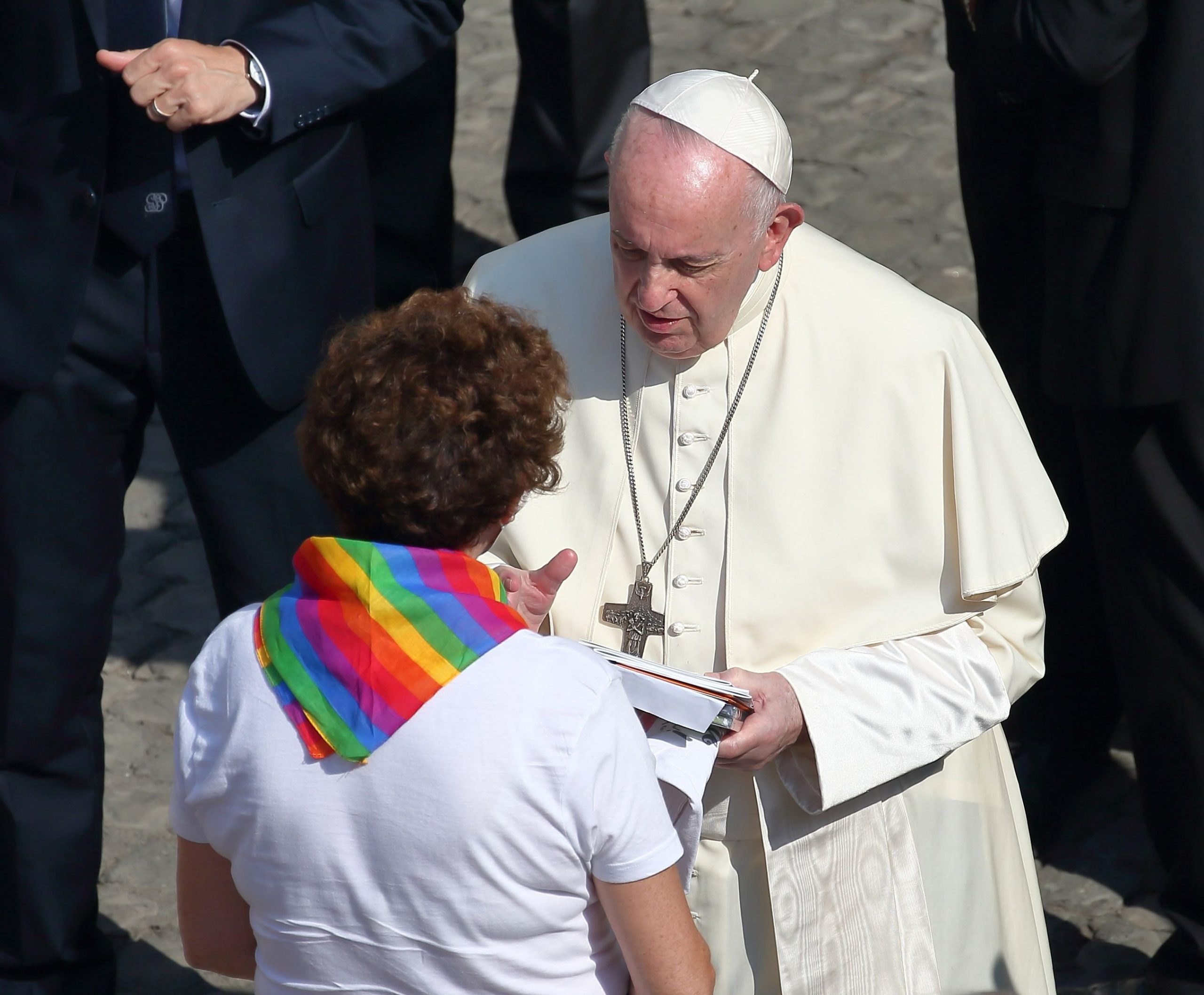  Papa Francisc încurajează un preot care apără persoanele LGBT: Sunteţi preot pentru toţi bărbaţii şi toate femeile, aşa cum Dumnezeu este tată pentru toţi bărbaţii şi toate femeile