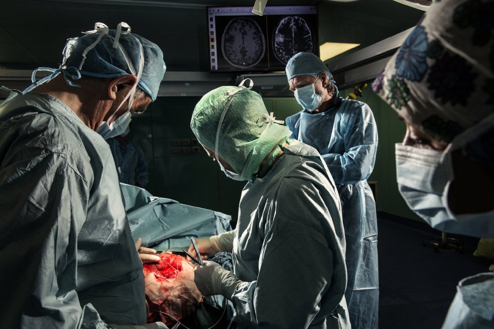  Operaţie dificilă: de la simptomele din picior a descoperit o tumoră pe creier