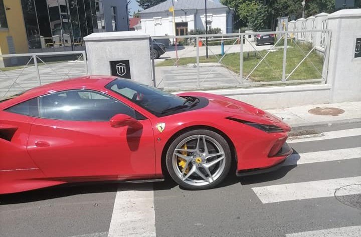  Șoferul mașinii Ferrari care circula prin Iași, amendat. Își parca mașina ca pe maidan