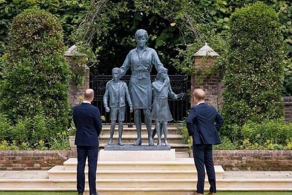  Prinţii William şi Harry, împreună la inaugurarea statuii mamei lor, prinţesa Diana, care ar fi împlinit joi vârsta de 60 de ani