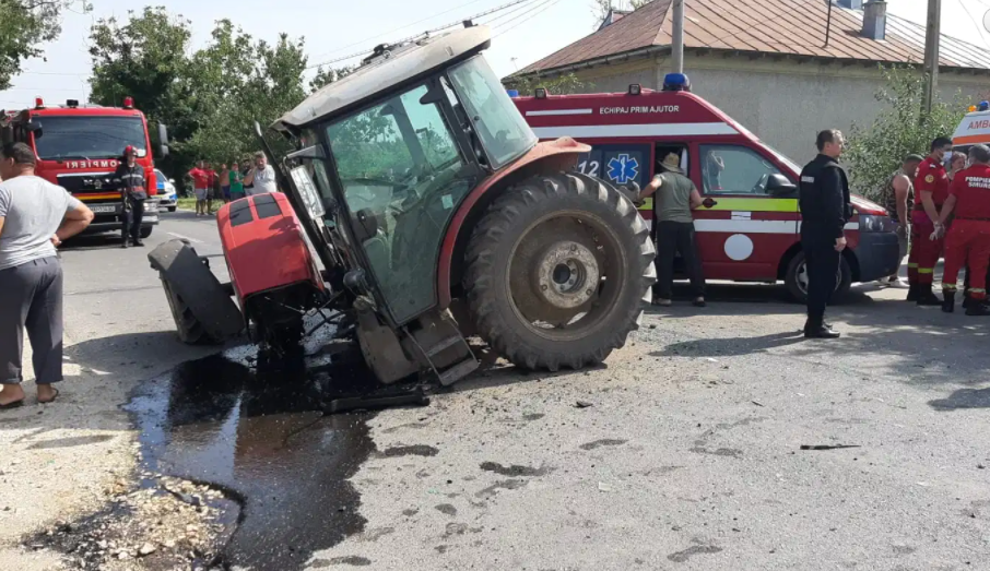  Tractor rupt în două de un BMW, în Teleorman. Doi adulți și un copil au ajuns la spital