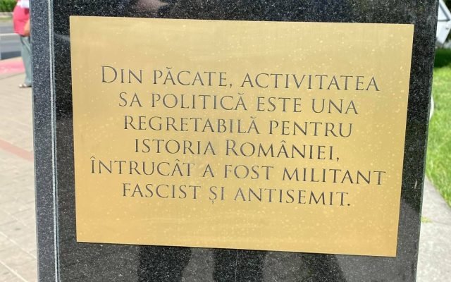  G4media: Inscripție oficială cu acuzații de fascism și antisemitism chiar pe statuia lui Goga inaugurată de primarul Mihai Chirica