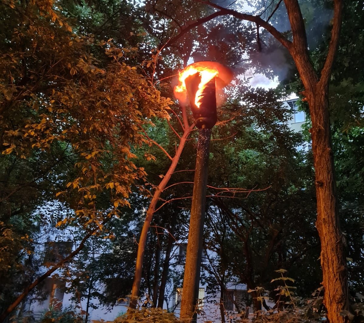  FOTO: Un stâlp a luat foc pe bulevardul Dimitrie Cantemir din Iași