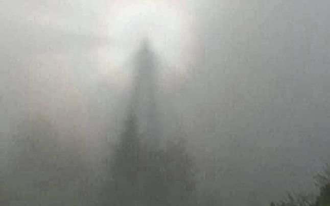  VIDEO Strania stafie de pe cerul Ceahlăului. Fenomen rar, Gloria – Spectrul Brocken, surprins la cabana Dochia