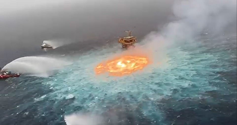  VIDEO Cum a ars un cerc de foc pe suprafața oceanului timp de 5 ore după fisurarea unei conducte de gaz