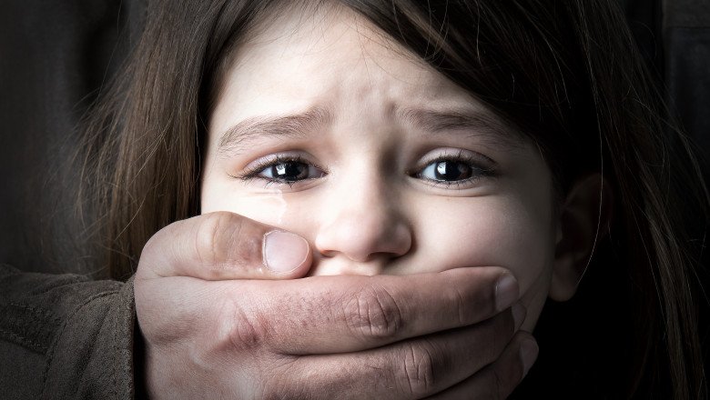  Fetiță de 8 ani abuzată de cei patru concubini ai mamei. DGASPC Iași: ”A fost molestată sexual”