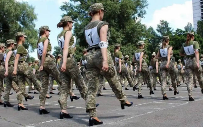 Val de revoltă în Ucraina. Femeile-soldat, puse să mărşăluiască pe tocuri: „O idee stupidă”