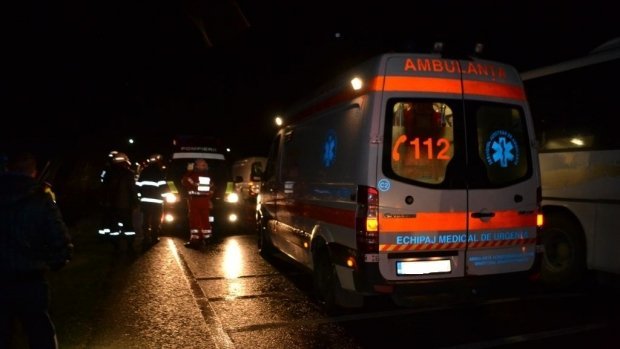  Un autoturism a izbit o ambulanţă în localitatea Săbăoani. Patru persoane au fost rănite