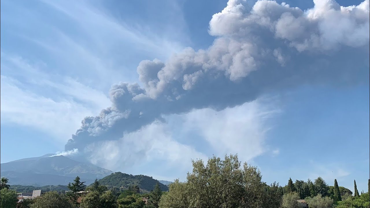  VIDEO: Vulcanul Etna erupe din nou. Aeroportul din Catania se închide temporar