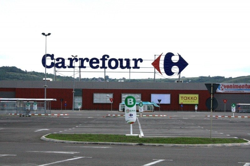  Șef din Carrefour, acuzat de delapidare. Fura cu remorca