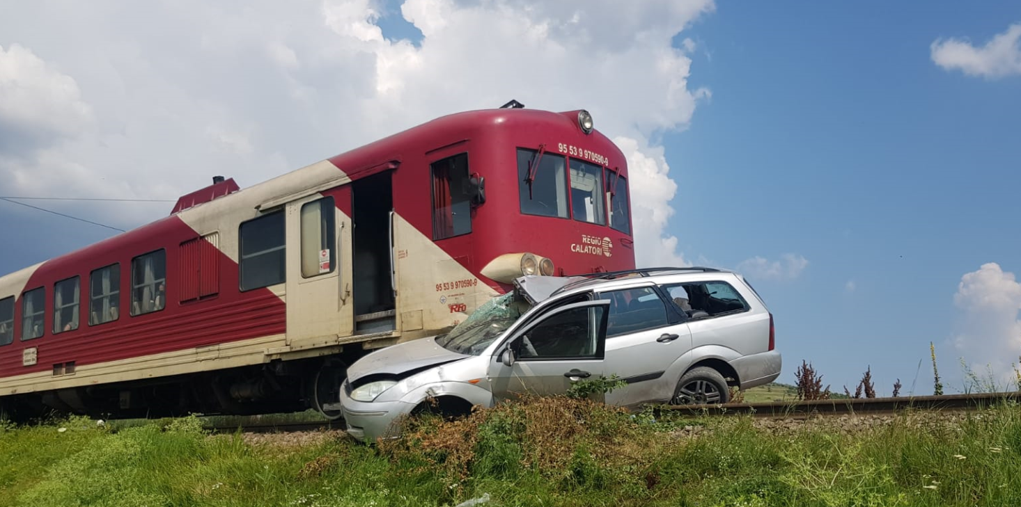  EXCLUSIV FOTO Accident feroviar la Larga Jijia. Șoferul a sărit din mașină, nevasta a rămas pe loc