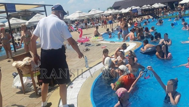  FOTO Cum merg la piscină femeile rome. S-a întâmplat la Brașov