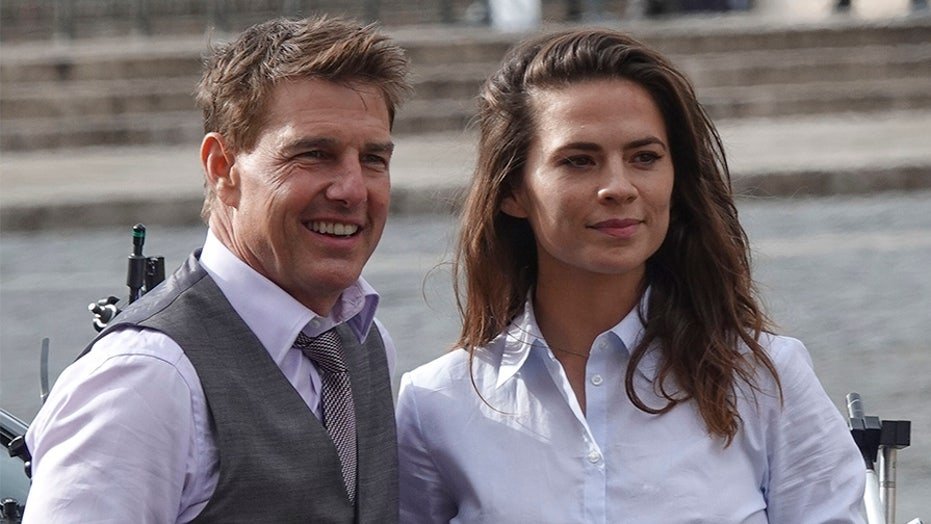  Tom Cruise se iubeşte cu Hayley Atwell, partenera lui din „Mission Imposible 7”