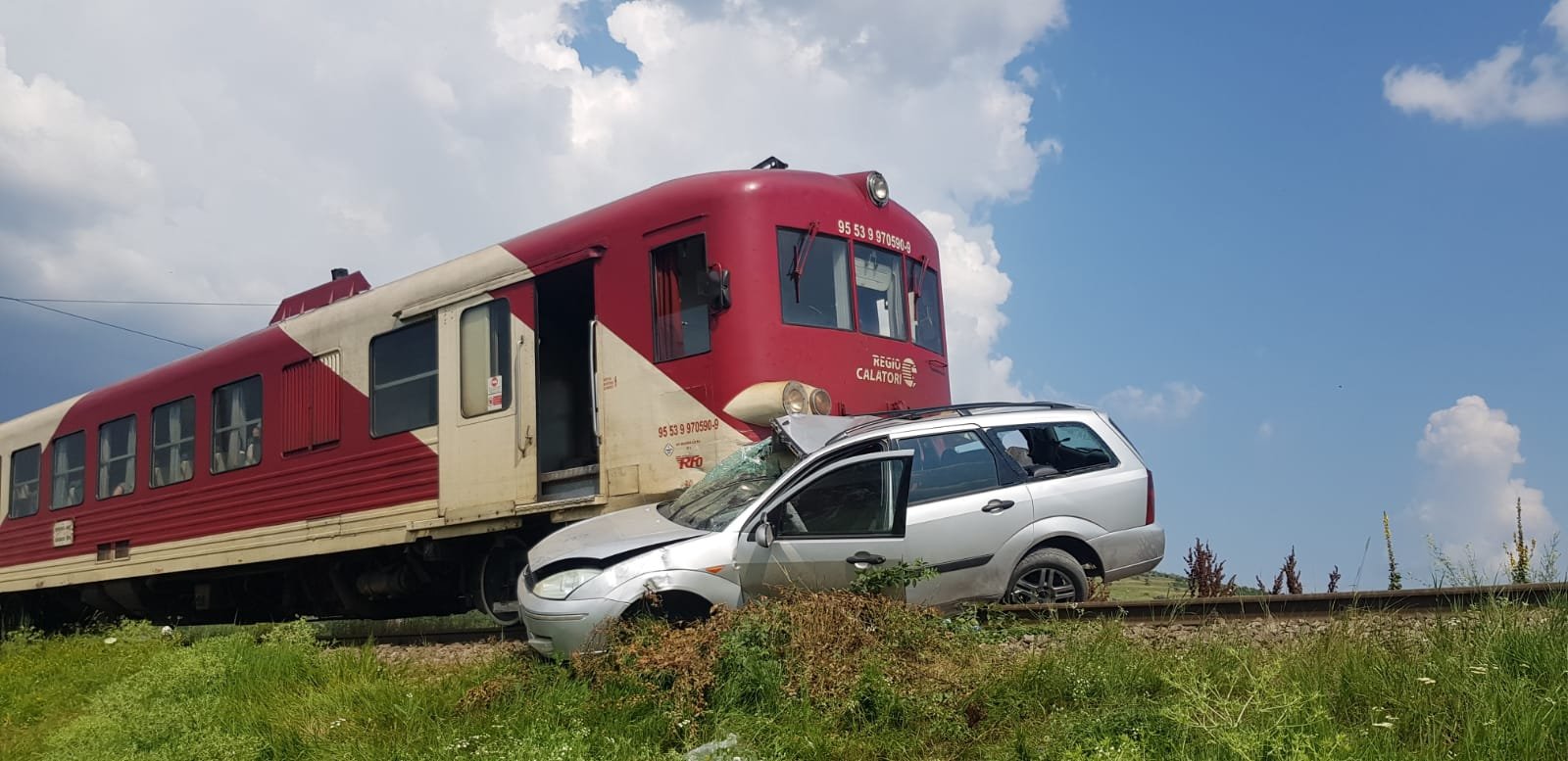  FOTO: Au scăpat vii din mașina târâtă de tren. Soțul a sărit, soția a rămas inăuntru