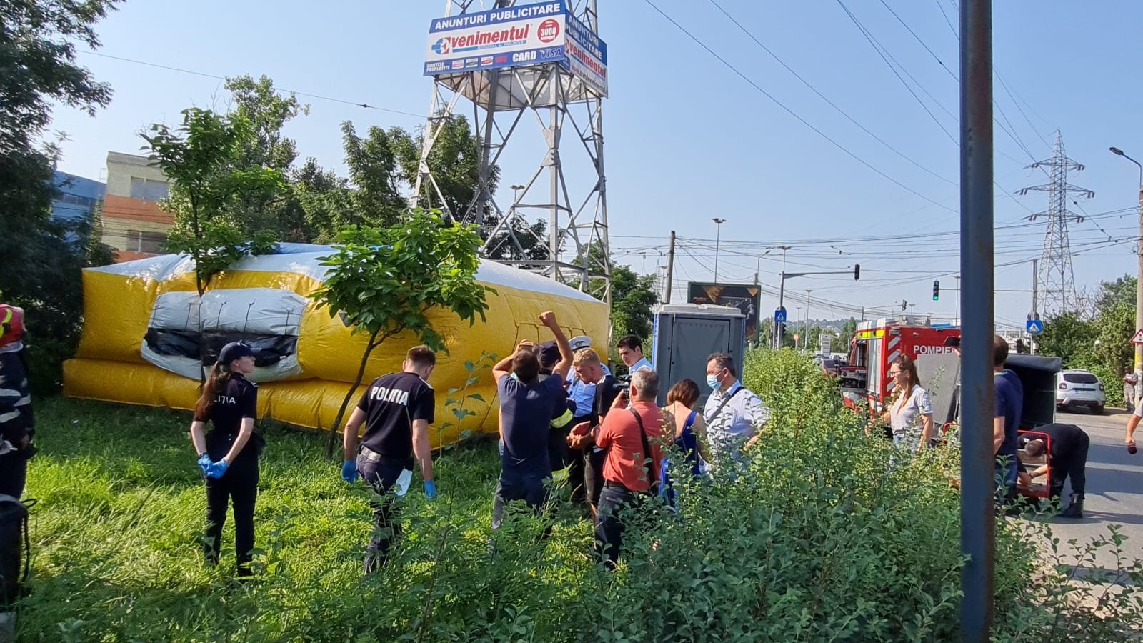  VIDEO: Un hoț s-a urcat pe un stâlp pe Calea Chișinăului și a anunțat că sare (UPDATE)