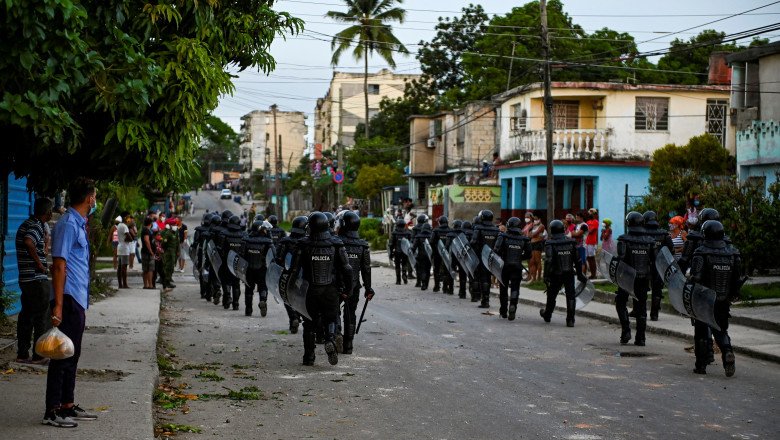  Peste 100 de protestatari, activiști și jurnaliști, arestați în Cuba. Mii de oameni în stradă