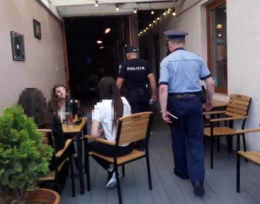  Poliţiştii au împărţit amenzi în baruri şi cluburi