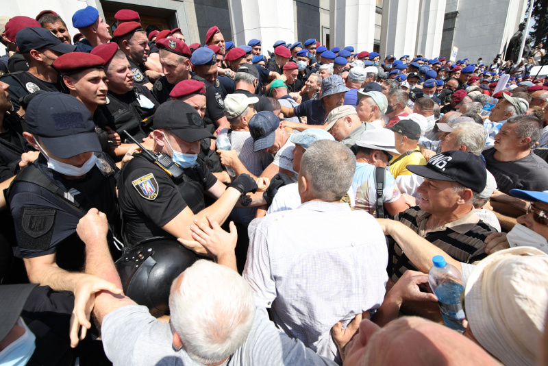  Parlamentul ucrainean. atacat de sute de polițiști. Vor pensii mai mari