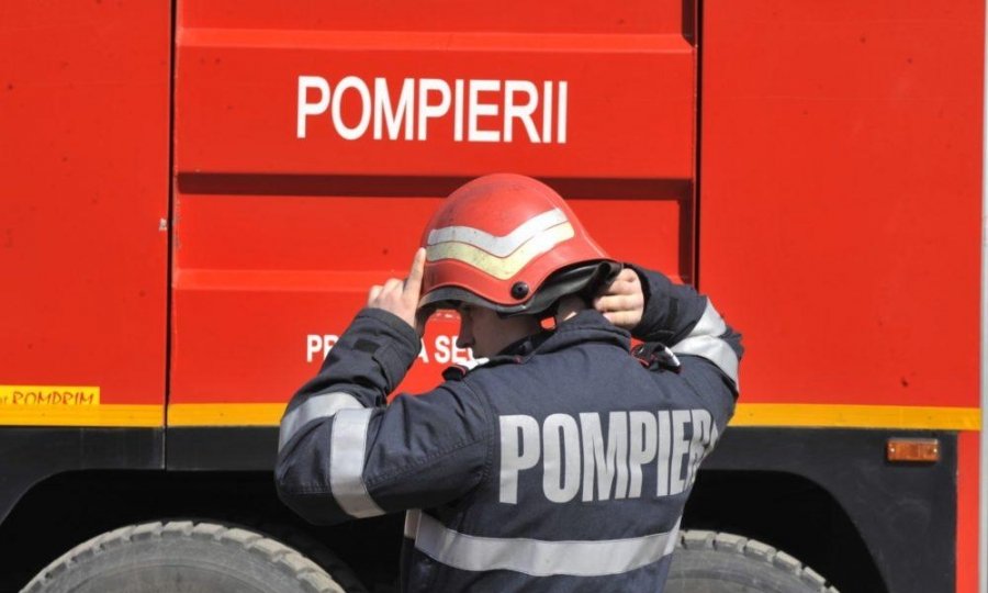  Casă cuprinsă de flăcări în județul Iași. Trei autospeciale de pompieri trimise
