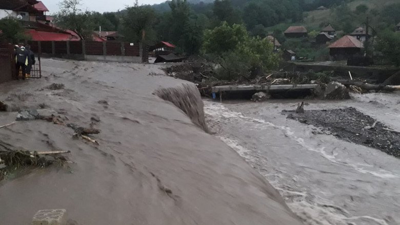  VIDEO Inundații masive în Apuseni – zeci de persoane evacuate, drumuri blocate şi maşini luate de ape
